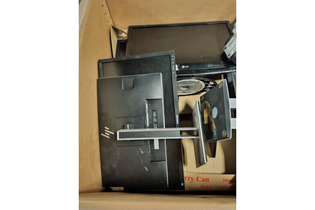 3x pallet sized boxes of computer monitors of mixed makes, sizes - approx. 20 per box - Image 19 of 23