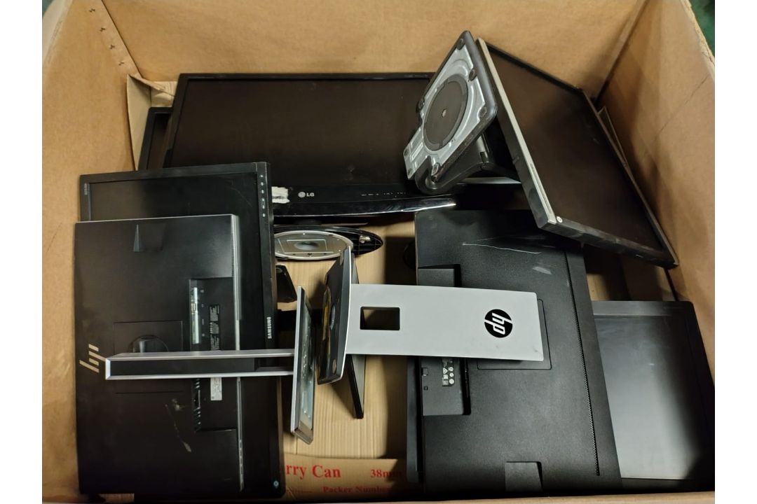 3x pallet sized boxes of computer monitors of mixed makes, sizes - approx. 20 per box - Image 11 of 23