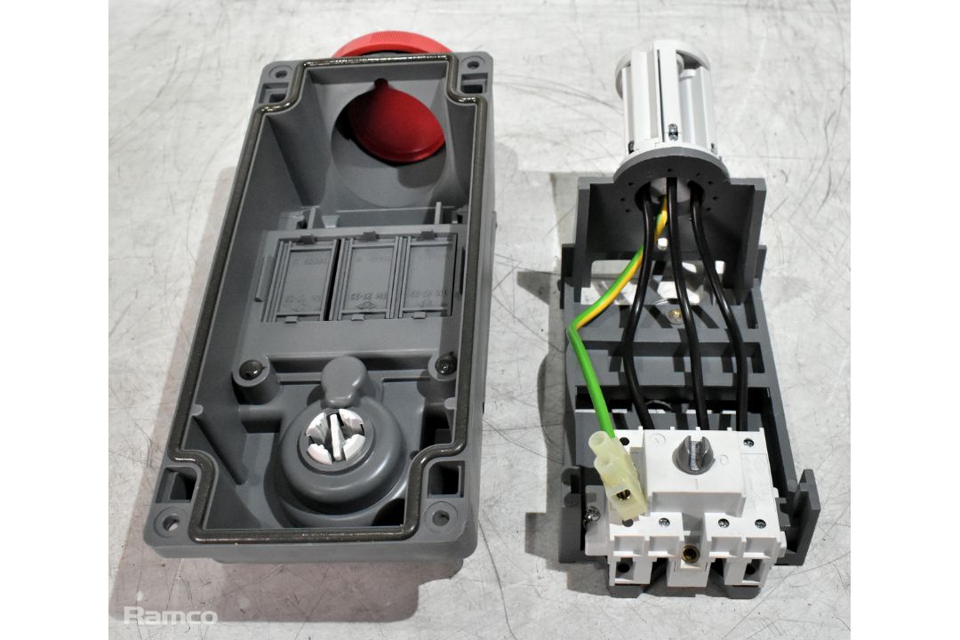 Various interlocked switch sockets - mixed voltages and sizes - Image 9 of 11