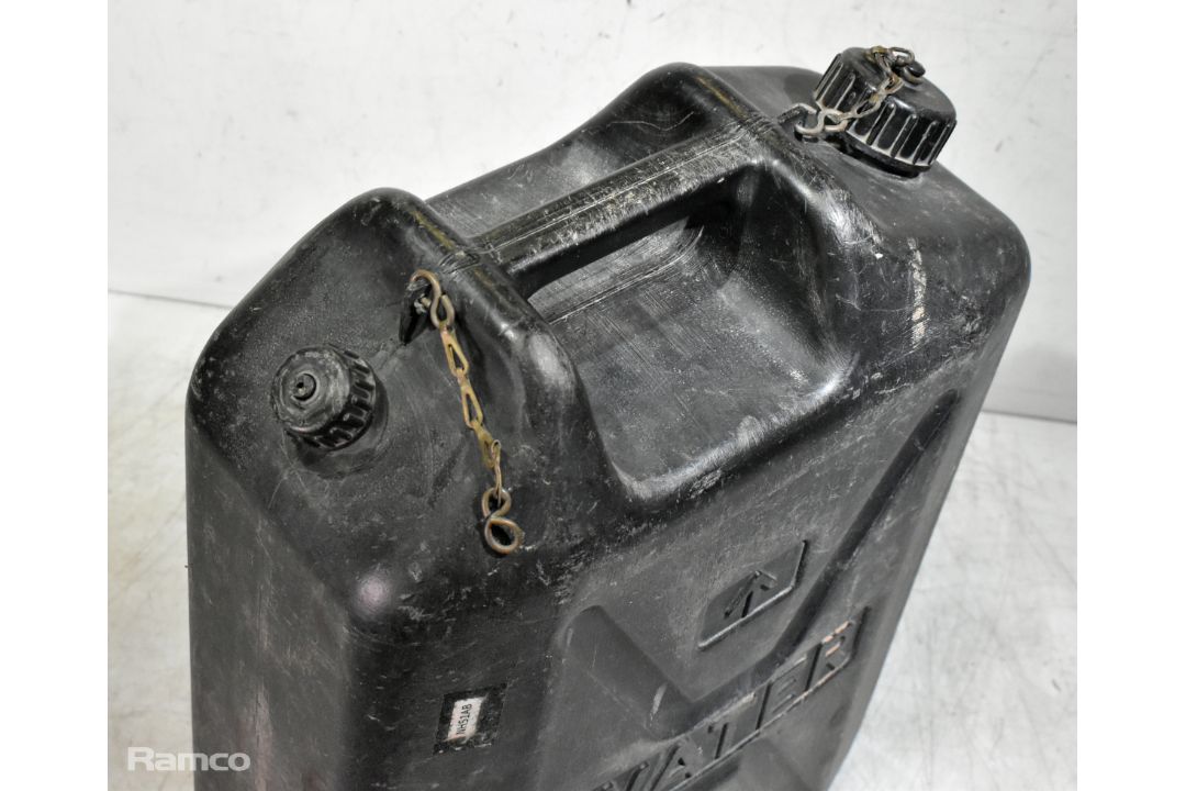 21x Plastic water jerry cans - 20L - SPARES OR REPAIRS - Image 3 of 4