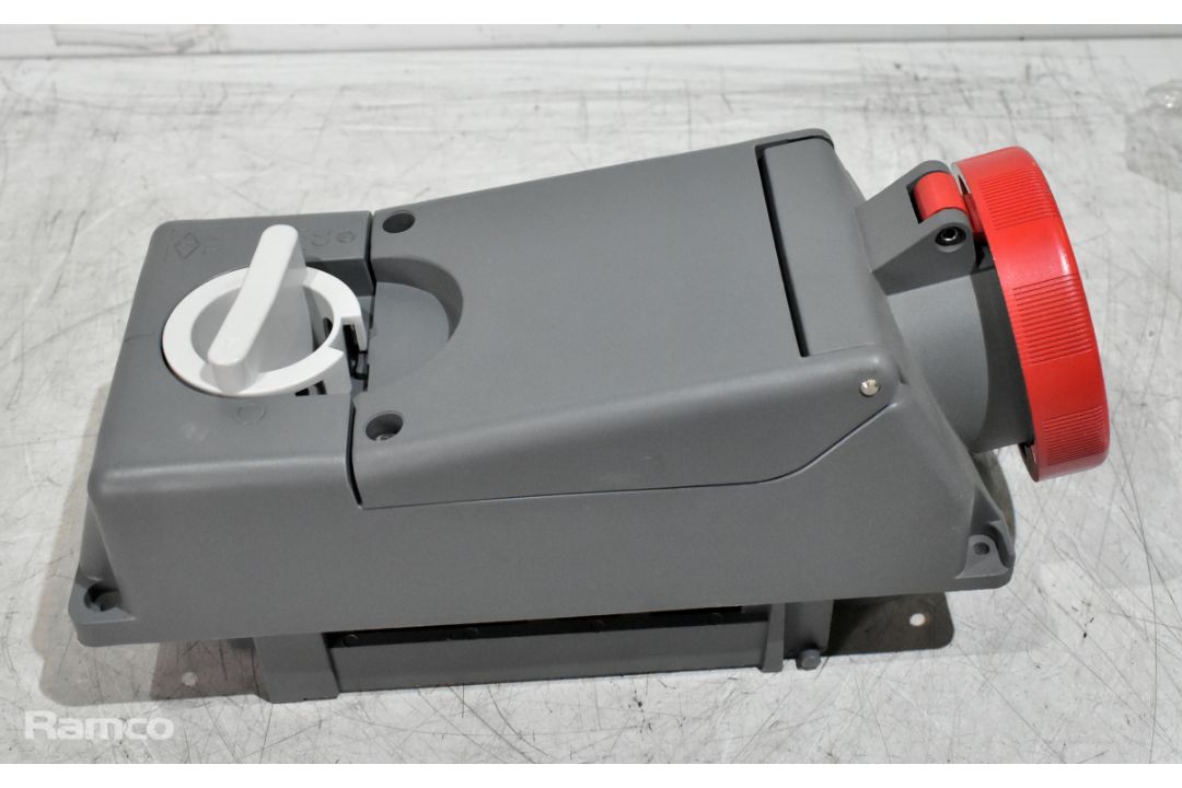 Various interlocked switch sockets - mixed voltages and sizes - Image 7 of 11
