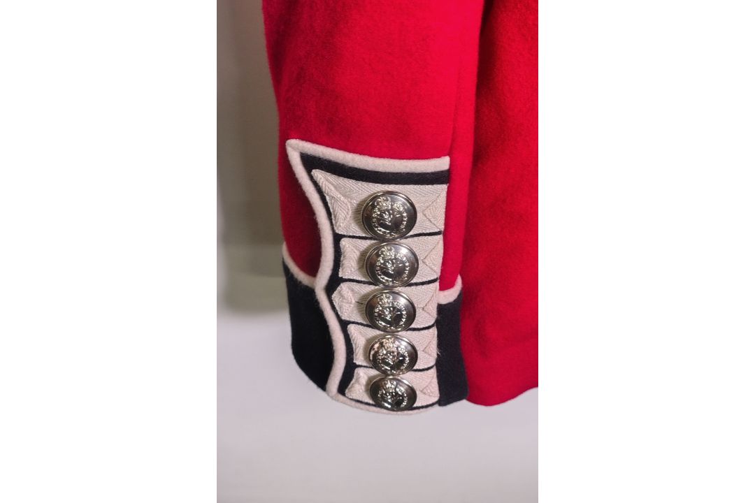 15x Men's footguards grenadier guards red tunic - mixed sizes - in need of repair - Image 2 of 11