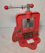 New chain pipe vice unit