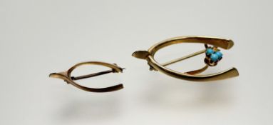 An Edwardian 15ct gold wishbone brooch set three turquoise beads: l. x 4cm 2.97g and an Edwardian