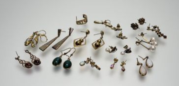 A collection of eleven pairs of yellow and gold metal drop and stud earrings 14.95g (a lot)