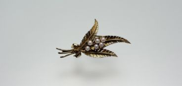 An Edwardian style 9ct gold fern brooch set with six small cultured seed pearls: l. x 4.5cm 3.94g