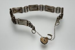 A 9ct gold gate link bracelet with 9ct gold heart-shaped padlock: d. x 6cm 8.14g