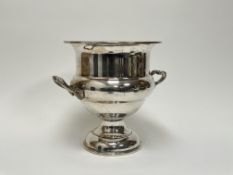 A copper Cavalier silver plated twin-handled Champagne cooler (h. 24cm)