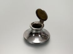An Edwardian Birmingham silver capstan desk ink with hinged top on weighted base: h. x 3.5cm d. x
