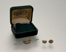 An Edwardian 15ct gold coronet bar brooch set with half seed pearls: h. x 1cm 4.89g l. x 6cm