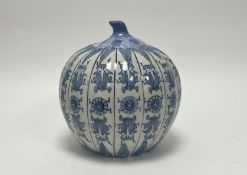 A modern Chinese blue and white lidder jar in pumpkin form (h. 28cm)