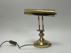 A vintage brass metal banker's lamp raised on a stepped circular base, plug removed (h. 33cm)