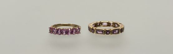 A Cavalli modern 9ct gold with chanel set alternating pink cushion cut stones flanked by a round