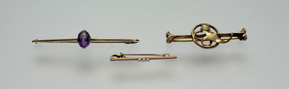 An Edwardian 14ct gold bar brooch set three seed pearls: l. x 3.5cm 1.05g together with a 9ct gold