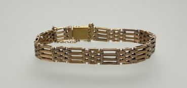 A gold gate link bracelet with a clip fastening and safety chain- marks rubbed: d. x 8cm 16.67g