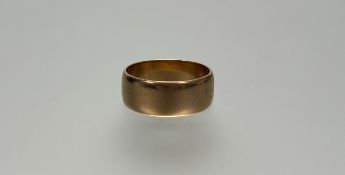 An 18ct gold wedding band Q 7.68g