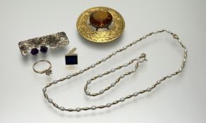 A yellow metal single sleeve link set deep blue panel: l. x 1.2cm w. x 1cm 4.5g together with a gilt