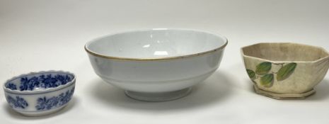 A late 19th Century Brown Westhead Moore & Co large wash basin with gilt detailing (d. 39cm),