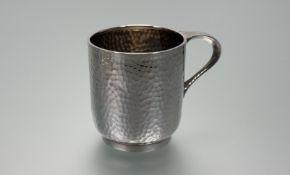 A Sheffield silver planished finish christening mug: h. x 7cm d. x 6cm Sheffield 1930 105.9g