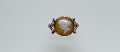 A 9ct gold shell carved cameo portrait ring in the roman taste P 2.07