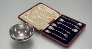 A Birmingham silver bowl with basket weave and beaded border on beaded circualr base: h. x 5.5cm