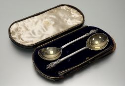 An Edwardian pair of Elkington & Co Birmingham silver gilt apostle spoons: l. x 22cm Sheffield