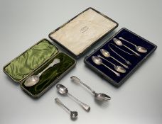 A Sheffield silver set of five tea spoons with matching tongs: l. x 11cm Sheffield 1919 91.2g