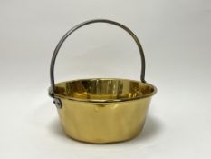 A 20th century polished brass jelly pan, with iron handle and rivet nuts (h. 35cm x d. 33cm)