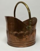A copper coal skuttle with scalloped edge and brass handle (h. 41cm)