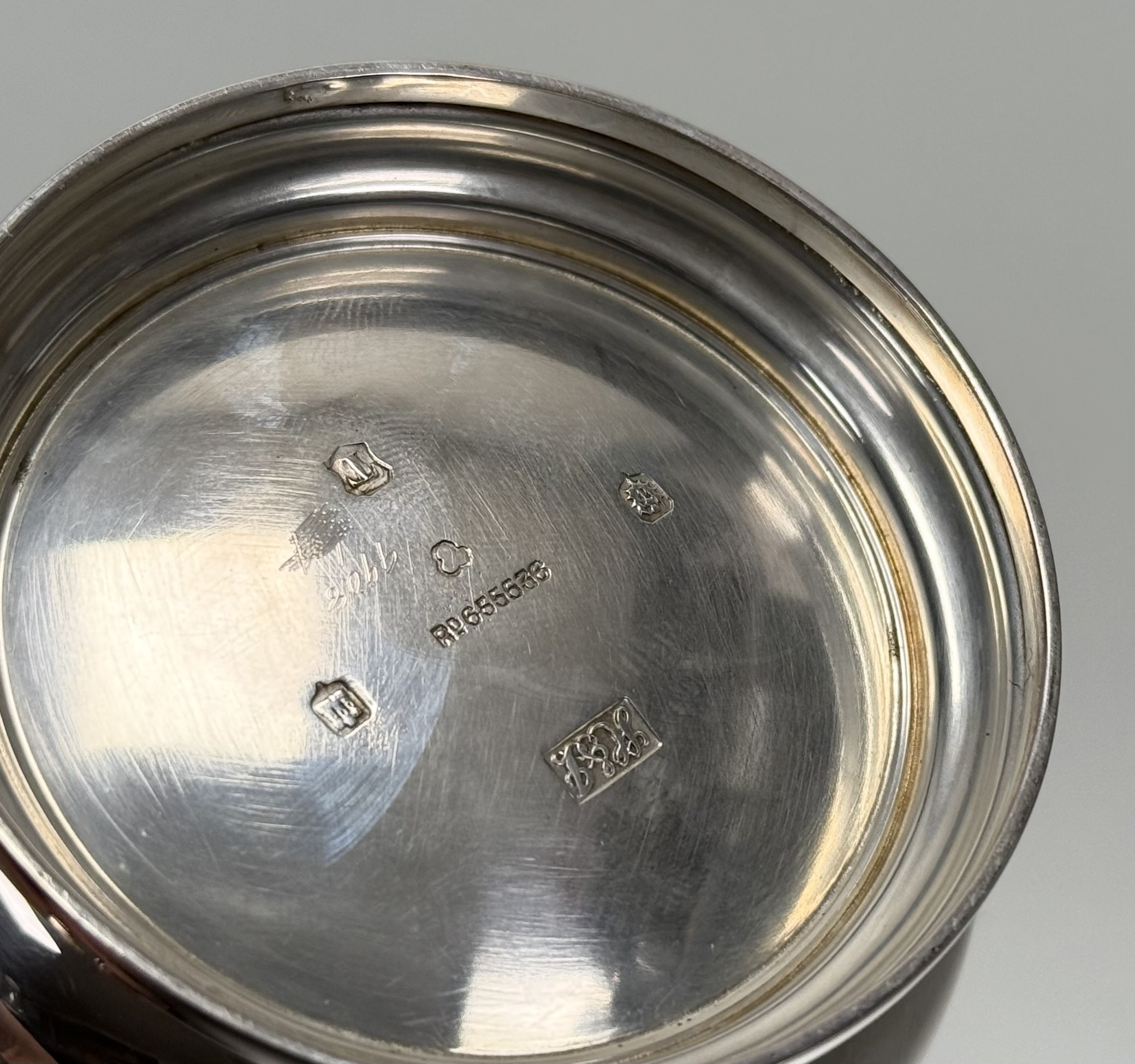 A Hamilton & Inches Edinburgh barrel style christening mug with beaded border and scroll ring handle - Image 3 of 3
