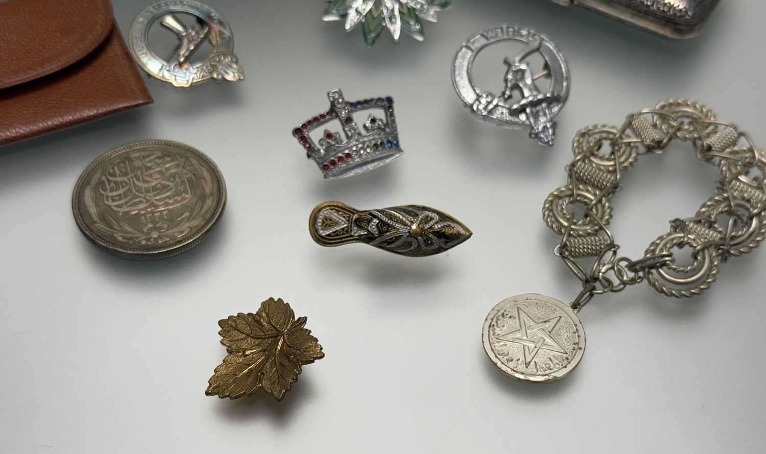 A collection of costume jewellery to include a Moroccan white metal rope link bracelet: d. x 6cm - Image 4 of 5