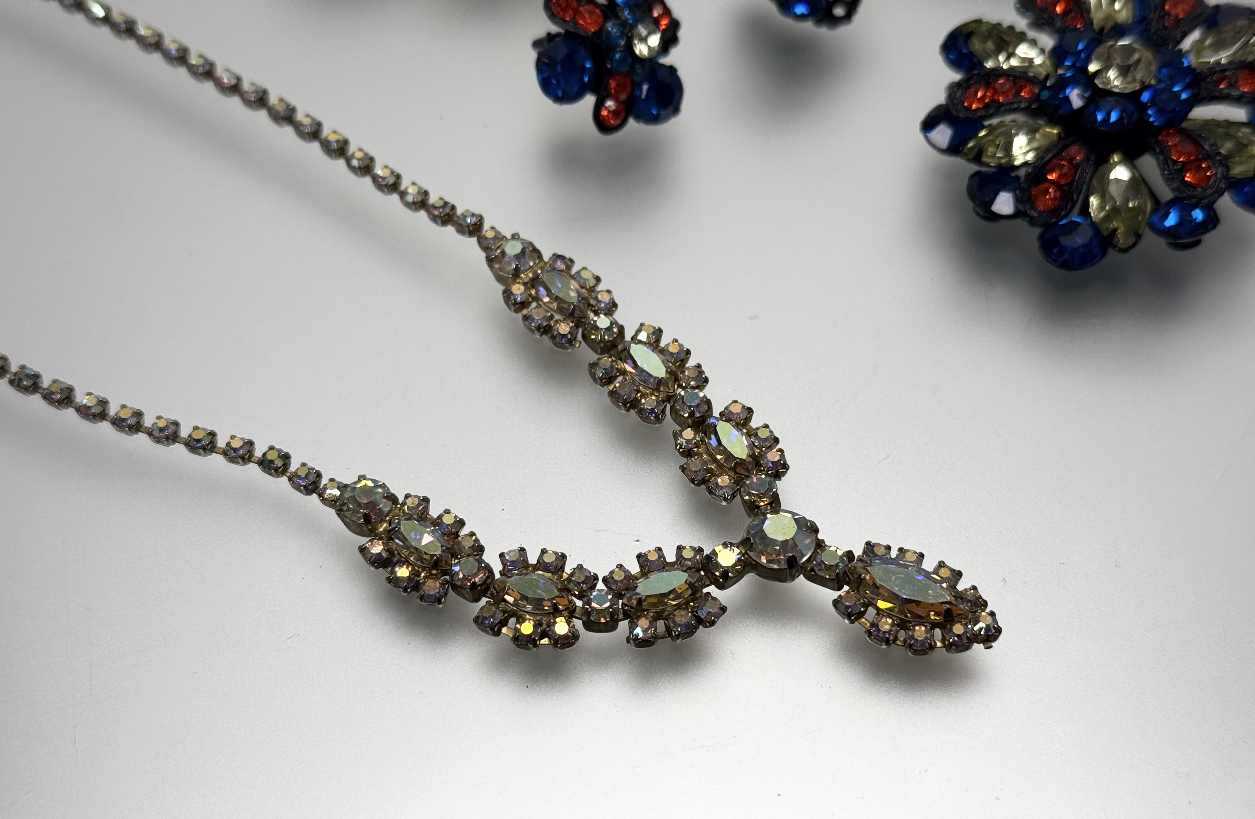 An Austrian iredescent three stand graduated faceted crystal bead necklace: l. x 20cm together - Image 4 of 4