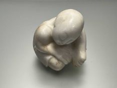 An abstract crouching white marble figure of rounded form, marked indistinctly (h. 20cm)
