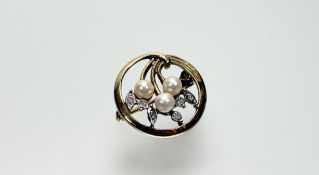 A 9ct gold circular spary brooch set three cultured sead pearls and six diamond points: d. x 2cm 3.