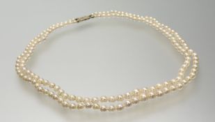 A double graduated cultured stand of pearls with 9ct gold clasp fastening, largest pearl 0.05cm