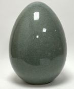 A decorative Chinese celadon egg with crackle glaze decoration (h. 42cm)