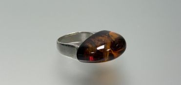 A silver ring set cresent treakle amber panel Q/R 10.6g