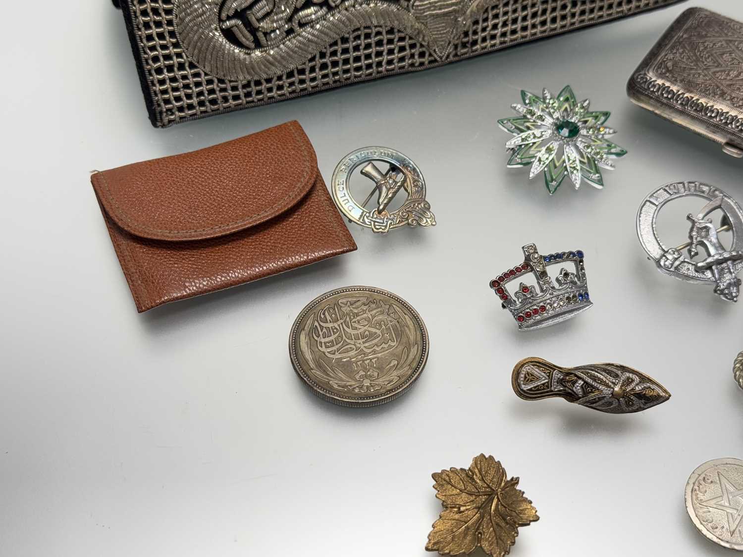 A collection of costume jewellery to include a Moroccan white metal rope link bracelet: d. x 6cm - Image 3 of 5