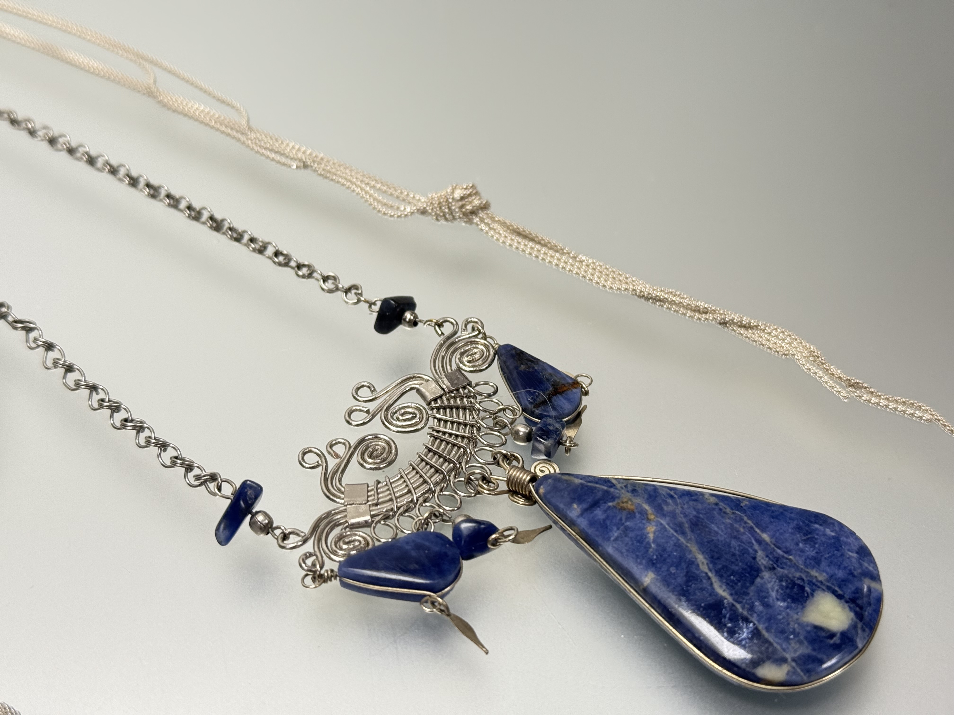 A collection of silver and white metal jewellery to include a silver still bangle with free- - Image 3 of 3