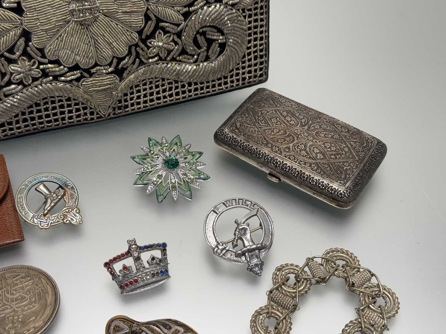A collection of costume jewellery to include a Moroccan white metal rope link bracelet: d. x 6cm - Image 2 of 5
