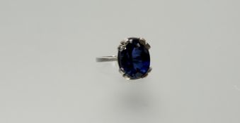 A silver ring set oval facet-cut sapphire approximately 10.4ct P/O 6g