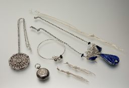 A collection of silver and white metal jewellery to include a silver still bangle with free-