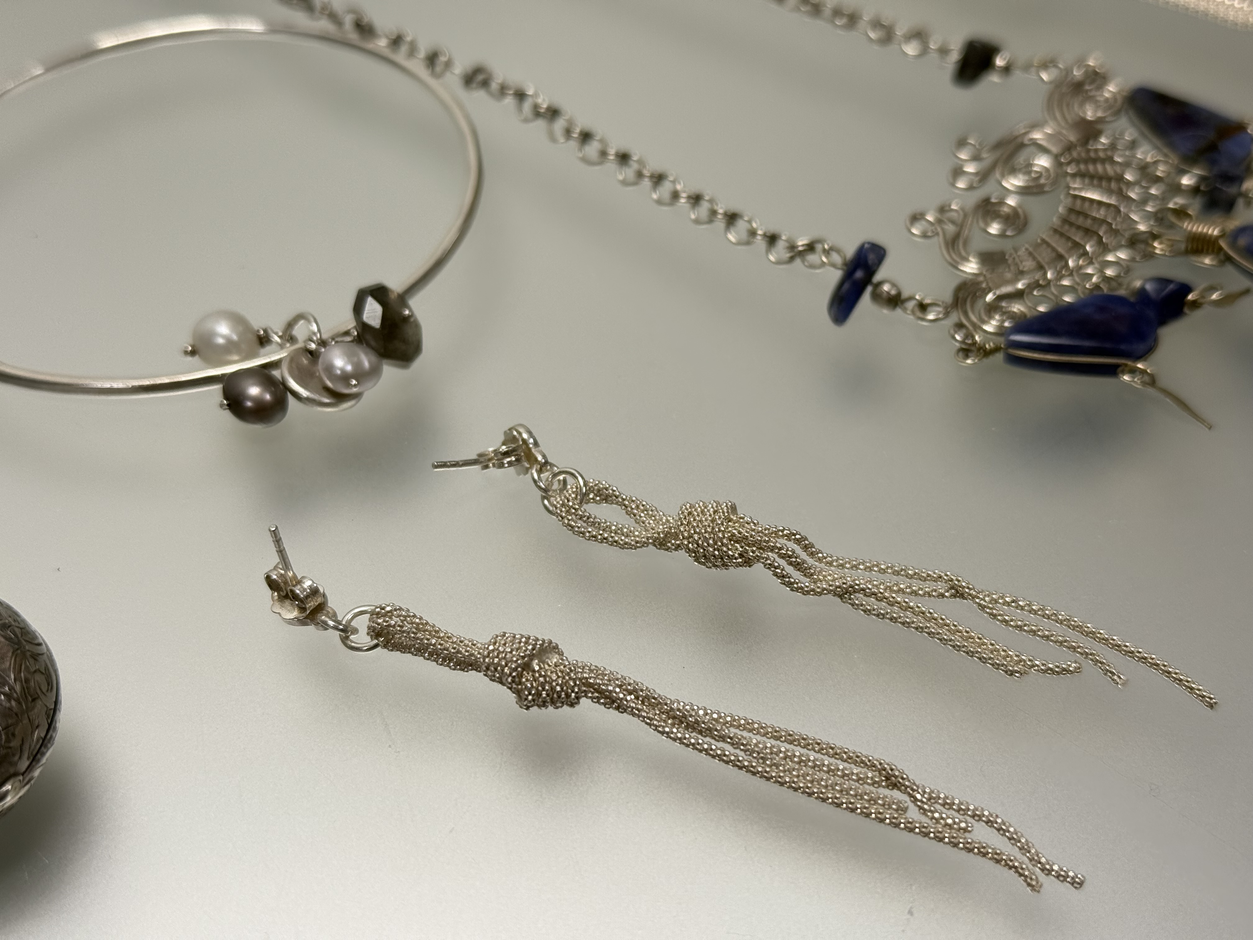 A collection of silver and white metal jewellery to include a silver still bangle with free- - Image 2 of 3