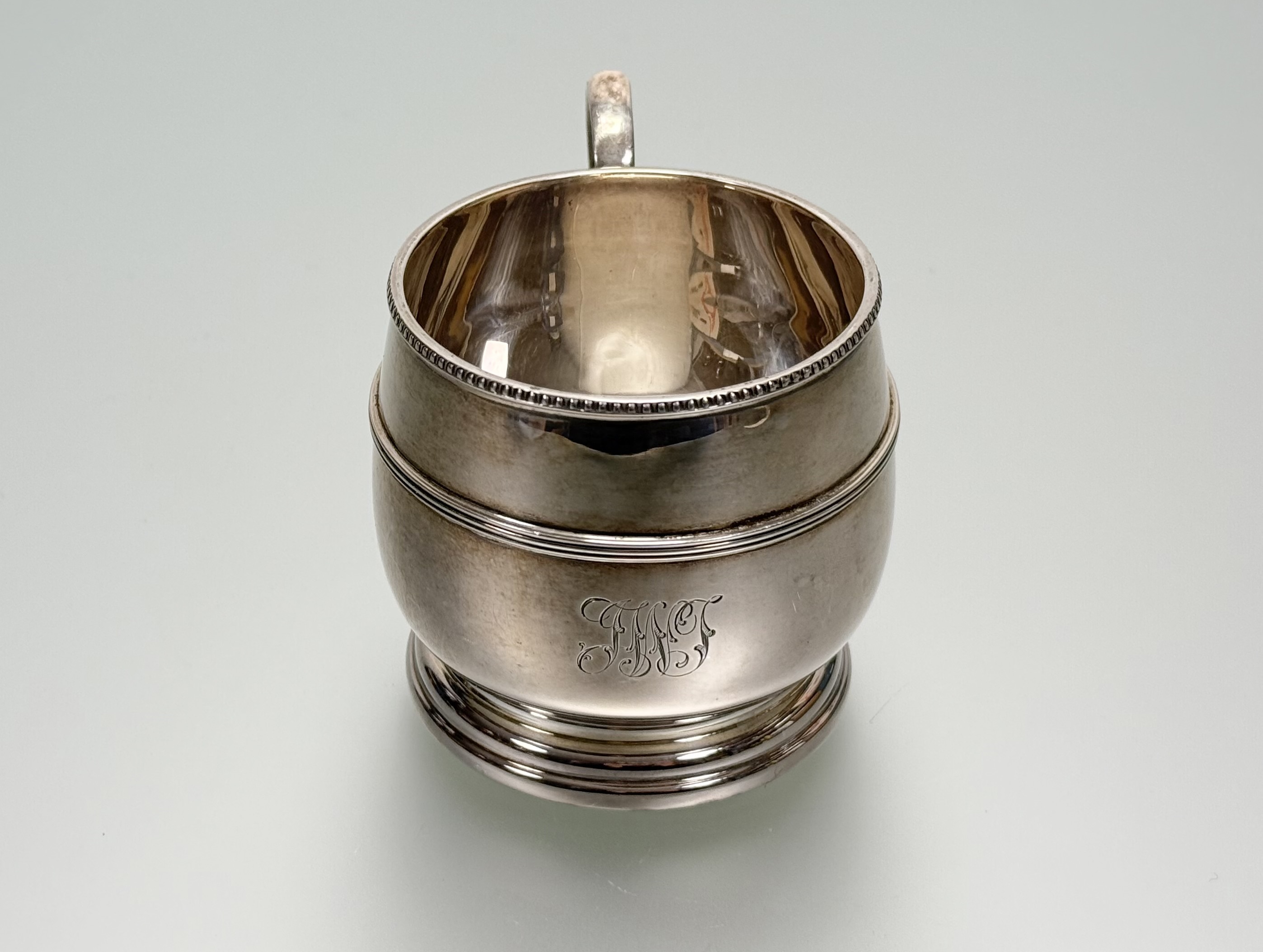 A Hamilton & Inches Edinburgh barrel style christening mug with beaded border and scroll ring handle - Image 2 of 3