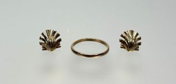 A 9ct gold wedding band M 0.94g together with a pair of yellow metal fan shell stud earrings: l. x