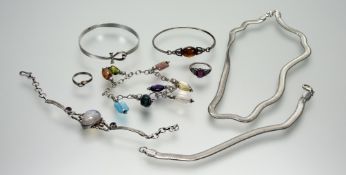 A collection of silver jewellery to include a pear-shaped moonstone bar and chain link bracelet