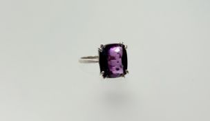 A silver ring set cushion cut purple tanzanite approximatly 10ct 5g