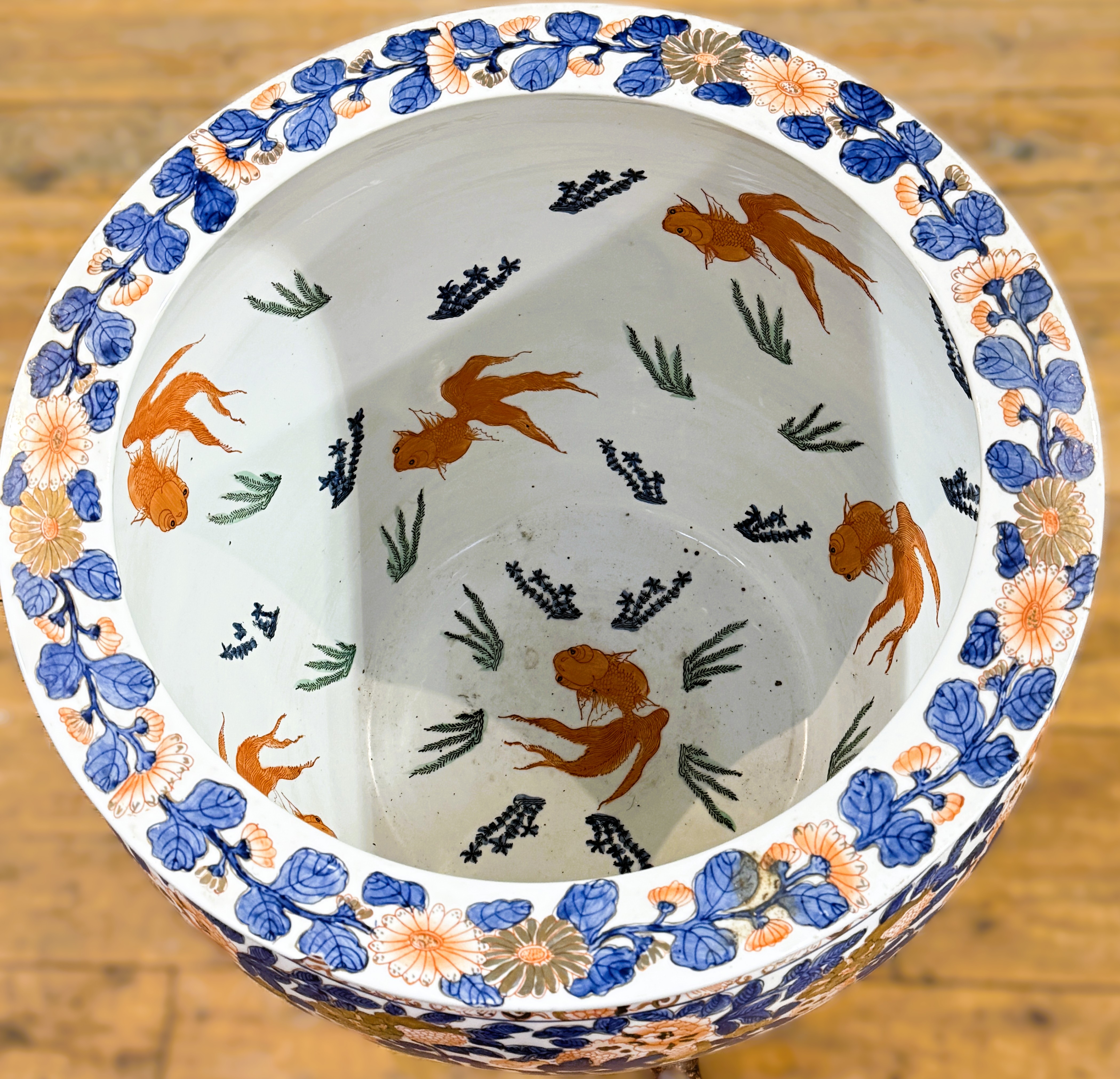 A modern large Japanese porcelain goldfish bowl raised on stained hardwood stand, decorated with - Image 5 of 6