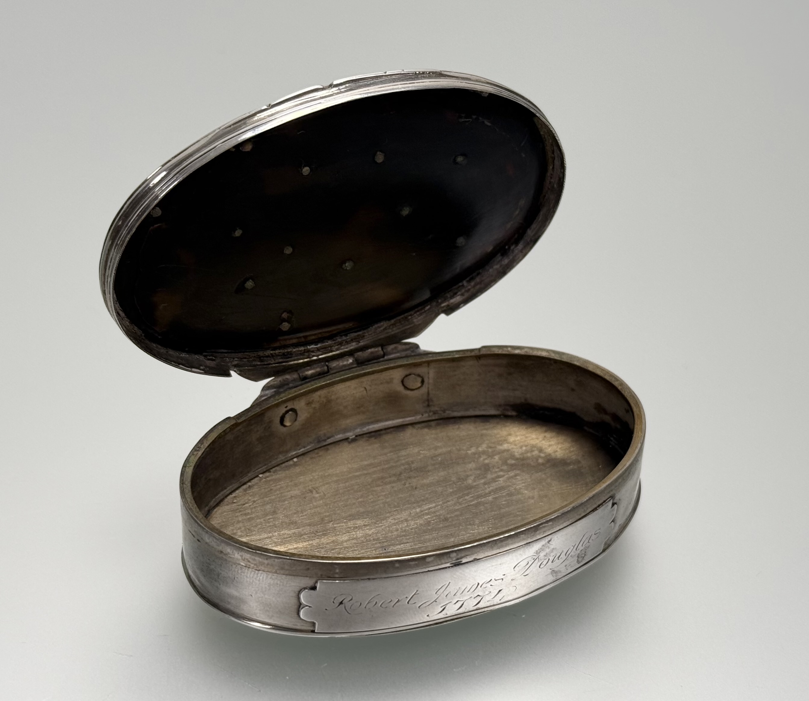 An 18th century mother-of-pearl inlaid silver (unmarked) snuff box, oval, the inside of the cover - Image 4 of 4