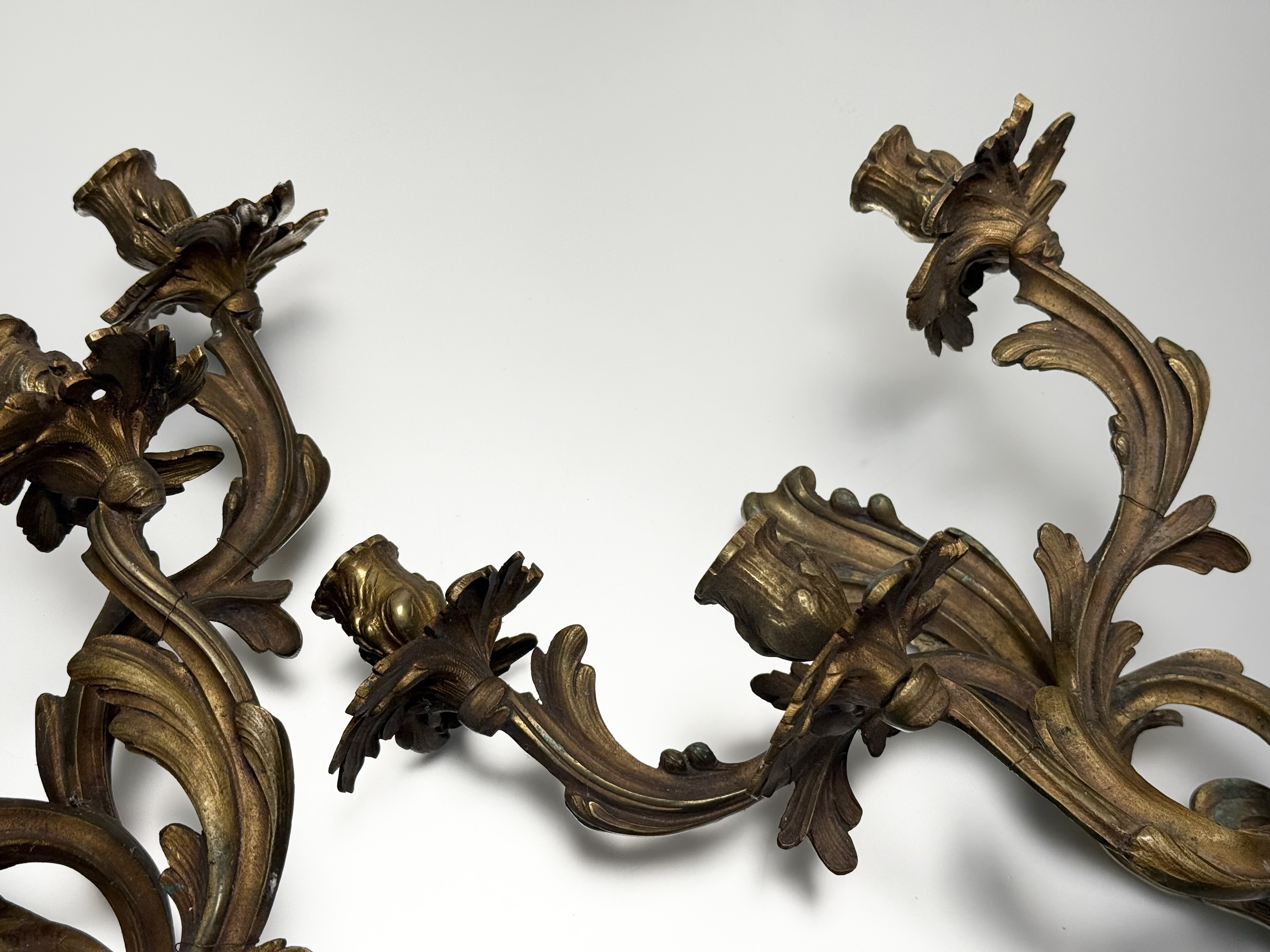 A matched suite of three gilt-bronze wall sconces in the Rococo taste, probably early 20th - Image 4 of 5